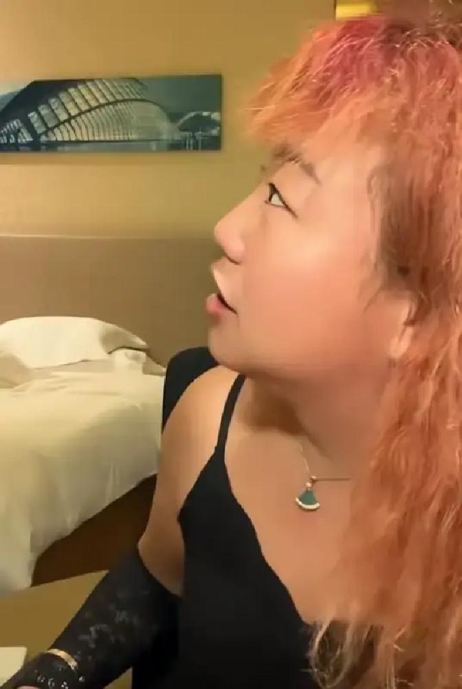 小敏敏大号封了，官宣彻底退网。


临走前，她试着把女徒弟托付给一枝梅。结果人家