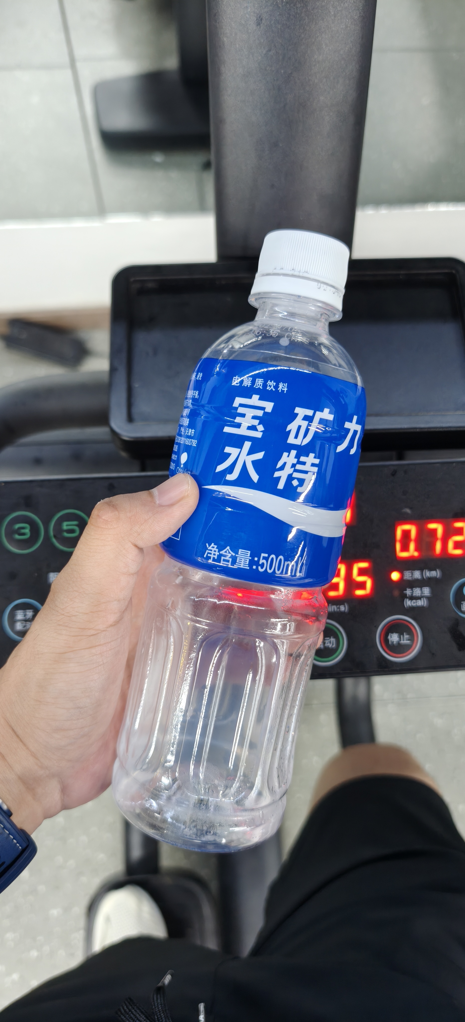 前段时间好不容易瘦下来，不知发生了什么居然反弹了，一怒之下办了张健身卡，离小区不
