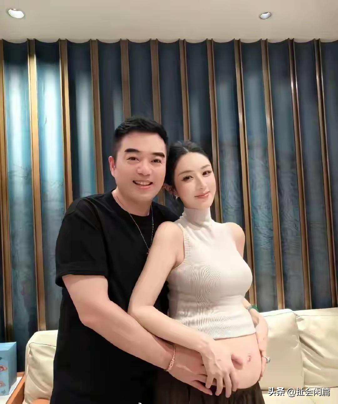 薇娅秀出自己的大肚，预示二胎快生了。
看来是事业，家庭都没耽误。
虽然说薇娅离开