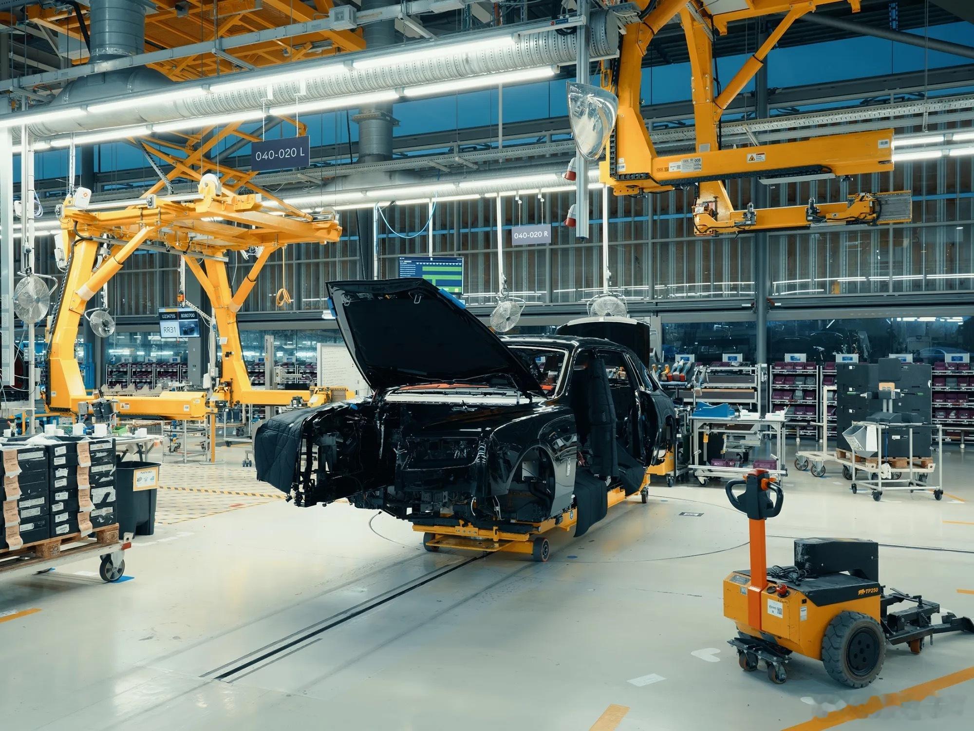 劳斯莱斯汽车总部位于古德伍德的装配线、内饰和座椅装配区。桑之未汽车行业观察