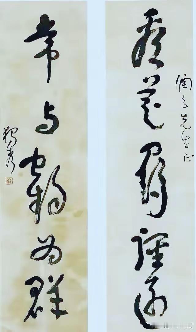 中共重要创始人陈独秀曾经写给青年毛泽东同志一幅草书对联：
“看花寻径远，常与鹤为