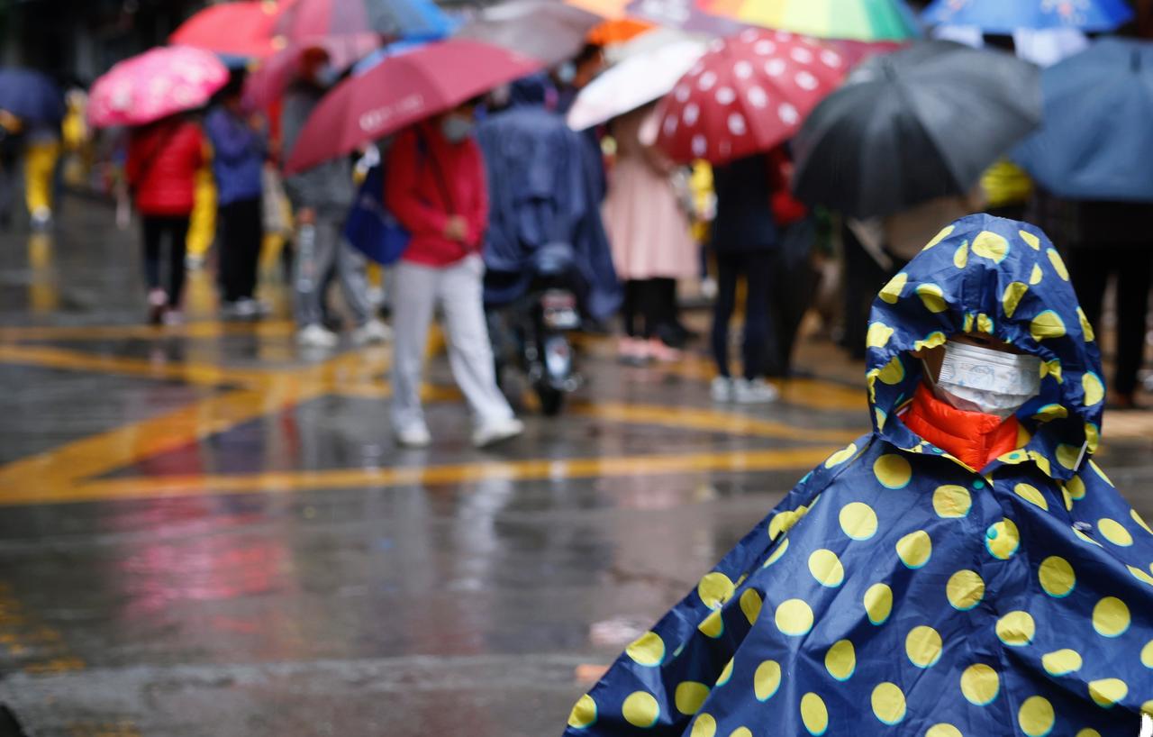 湿冷暴击
 
广东的冷从不是低温威慑，是裹着潮气的魔法穿透。老外们揣着抗寒自信而