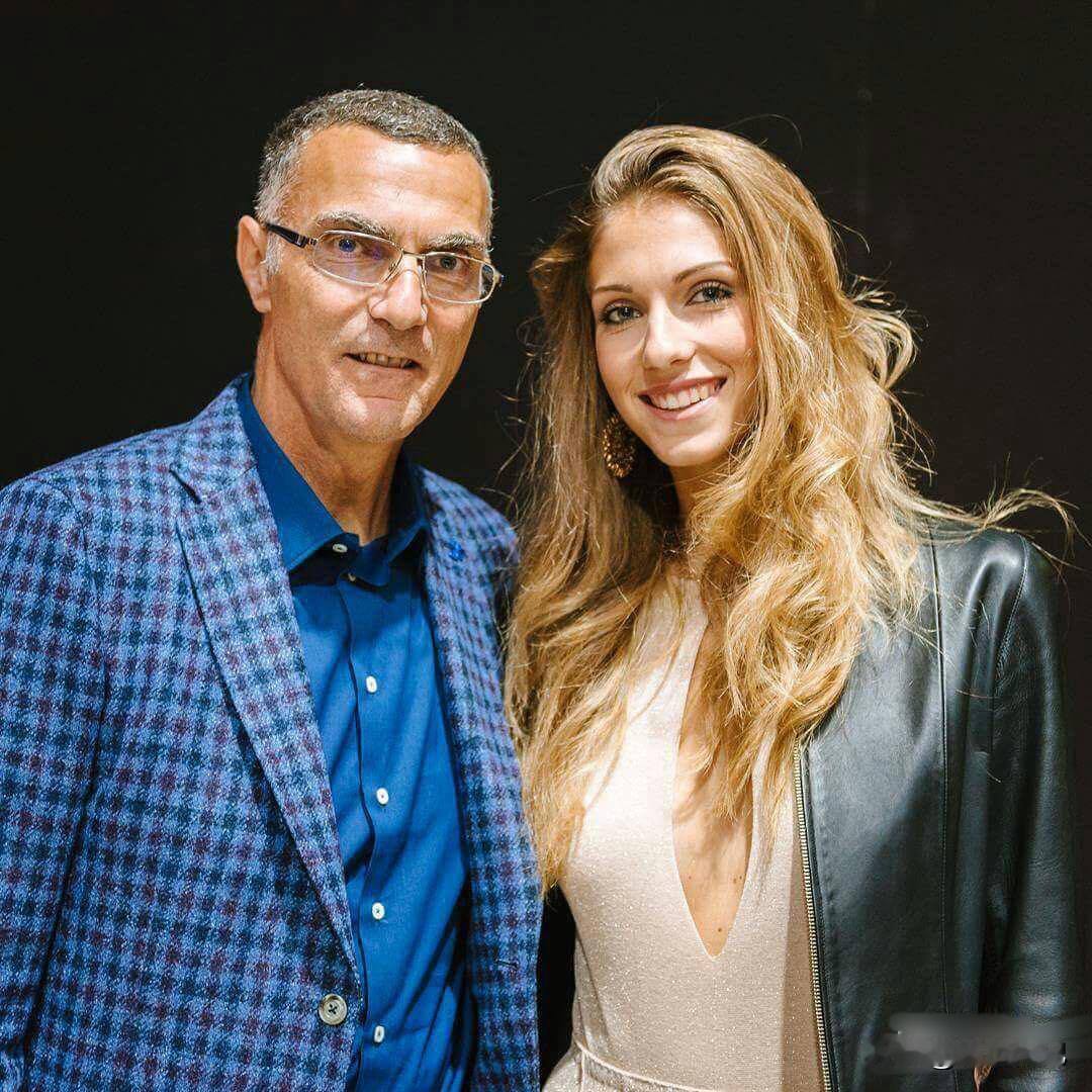 国际米兰球星贝尔戈米的女儿萨拉，球迷可以认识一下。萨拉也是米兰城的一位模特，小有