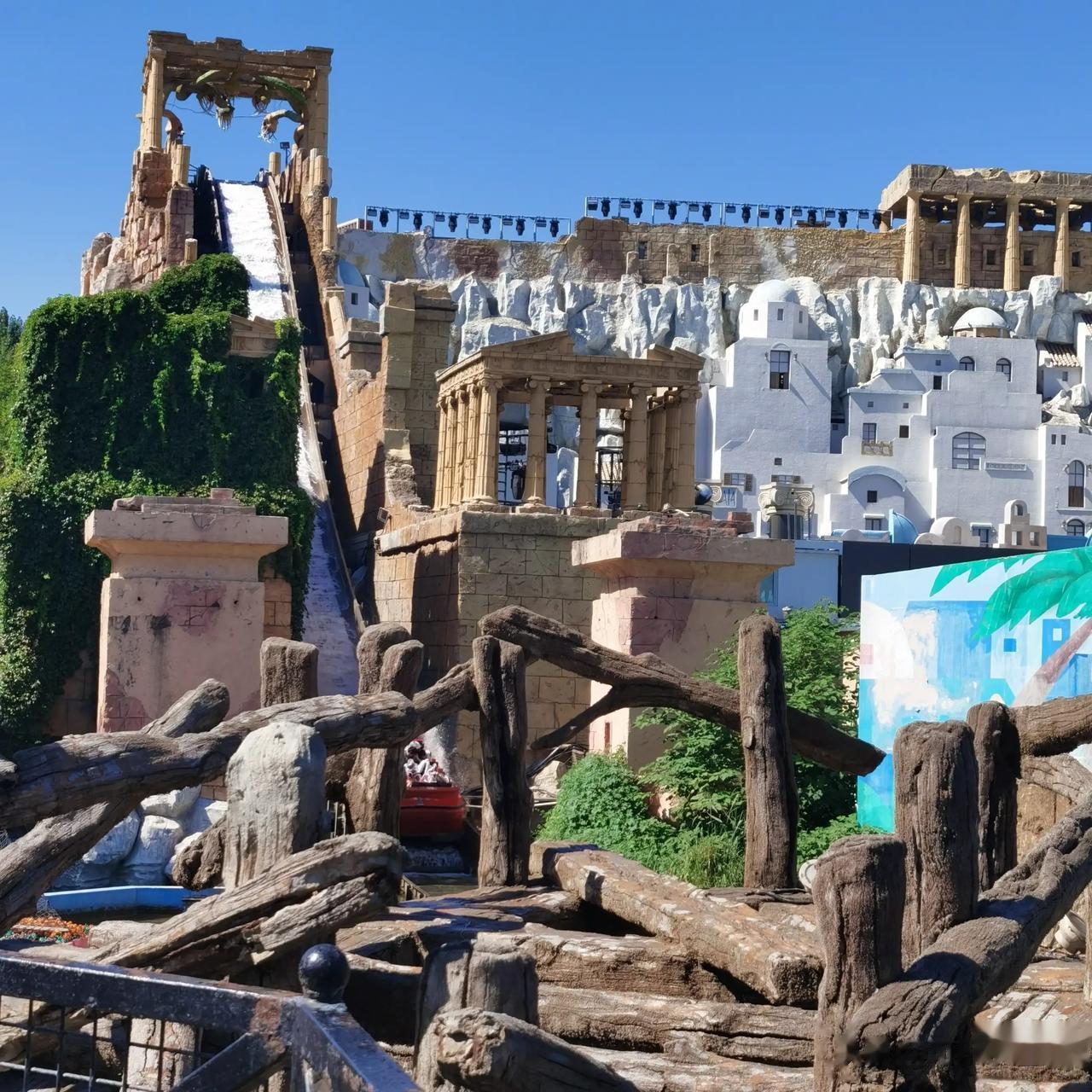  
奥德赛之旅下行的瞬间水花四溅,就像万马奔腾.宽阔巨大的水帘,拍石击水,发出轰