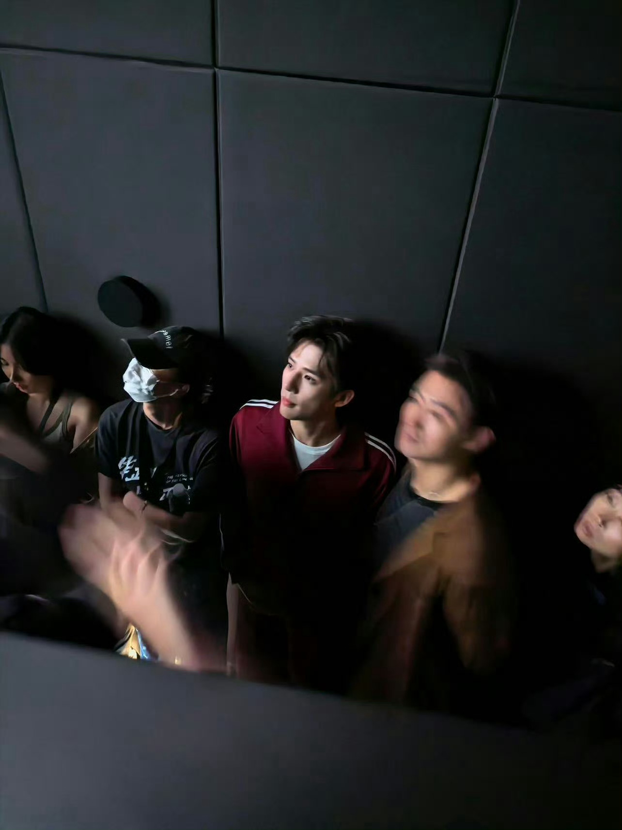 你说这是王安宇路演生图巴音布鲁克帅气的小伙子（沈腾口音老王哥的颜好抗打！生图状态