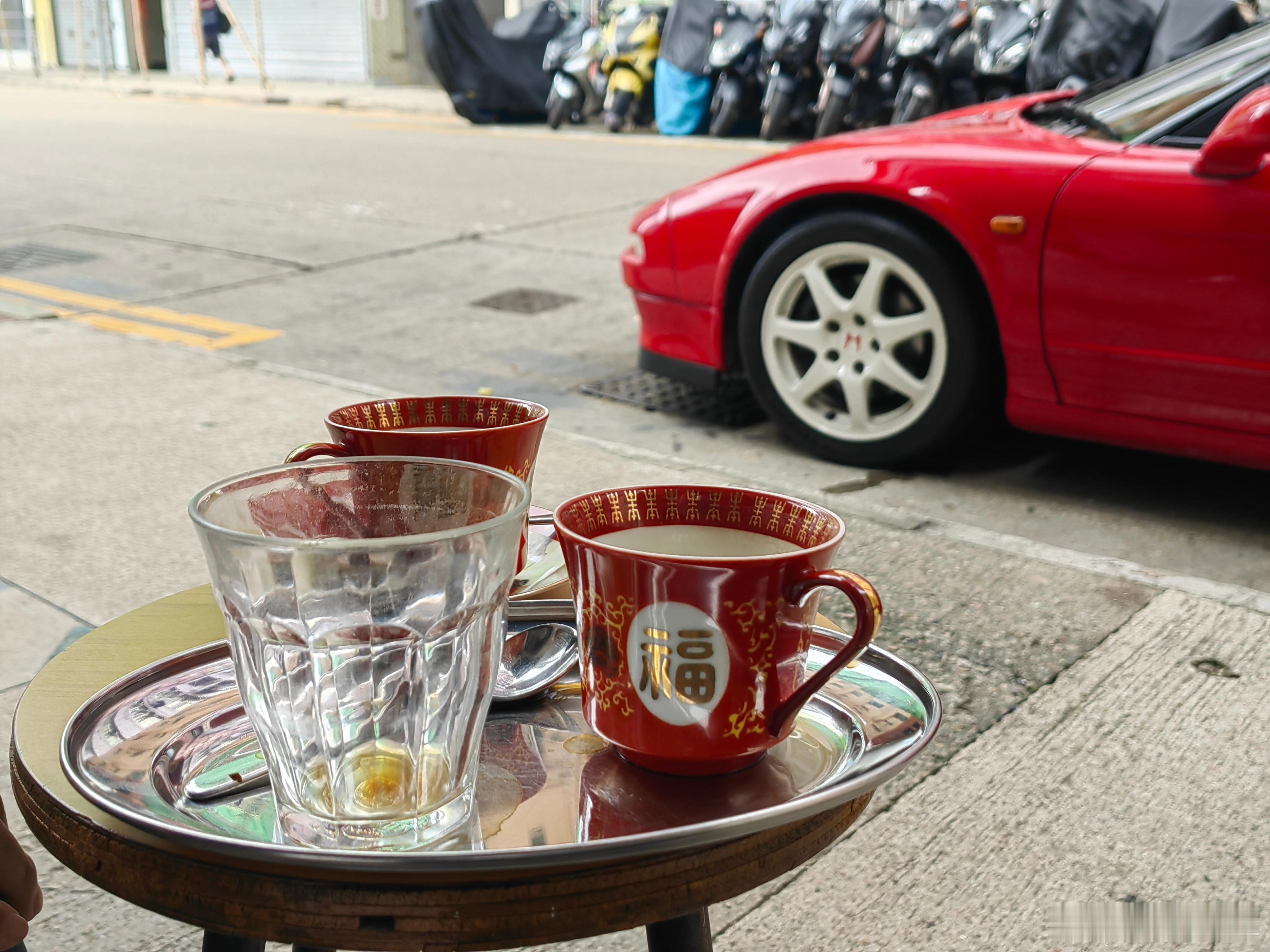 周日日常，咖啡与老车，汽车文化与咖啡真是配合得天衣无缝，大家都喜欢找个地方看着自