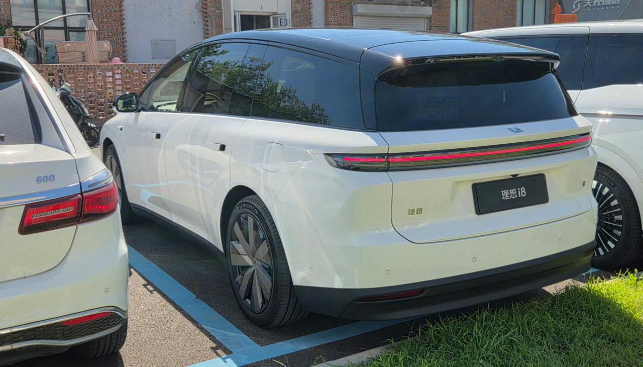 这几天理想i8与乘龙载重卡车碰撞测试在网上可谓是掀起千层浪，引来很多人围观，当然