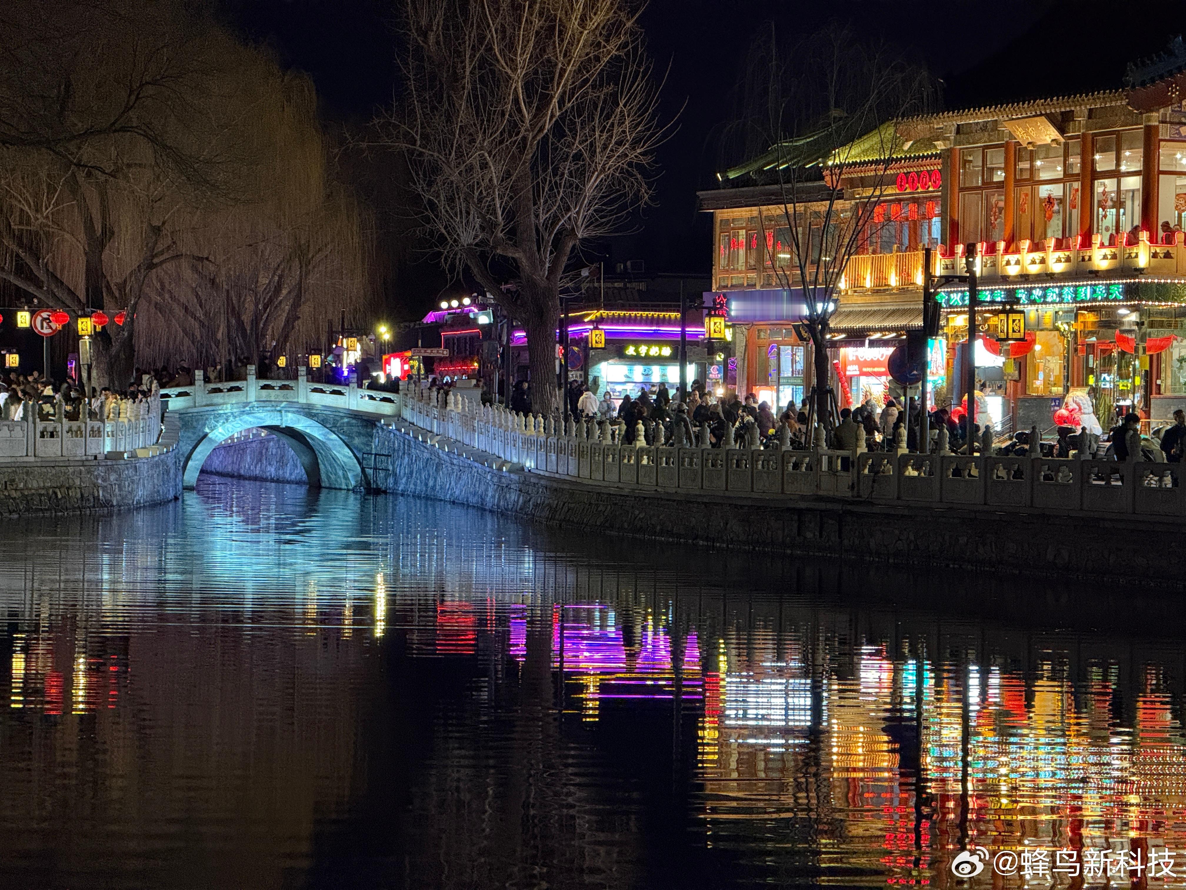感觉好多年没来过后海了，变化好大，街边好多摄影师给游客拍打卡照，南门涮肉和烤肉季