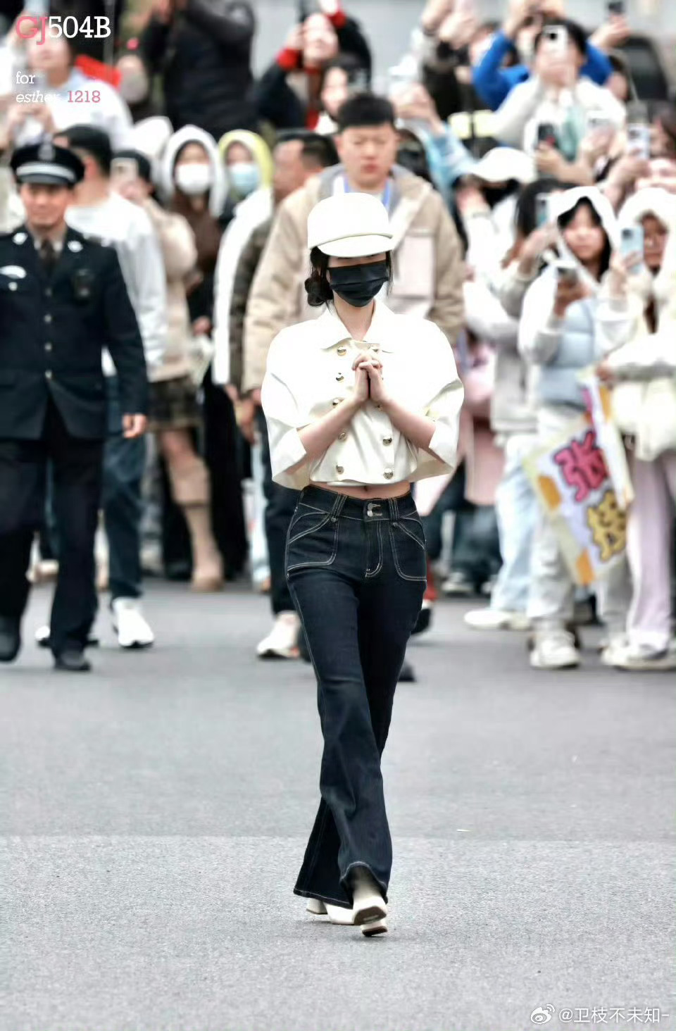 虞书欣杀青给粉丝鞠躬最好的舒心宝宝 