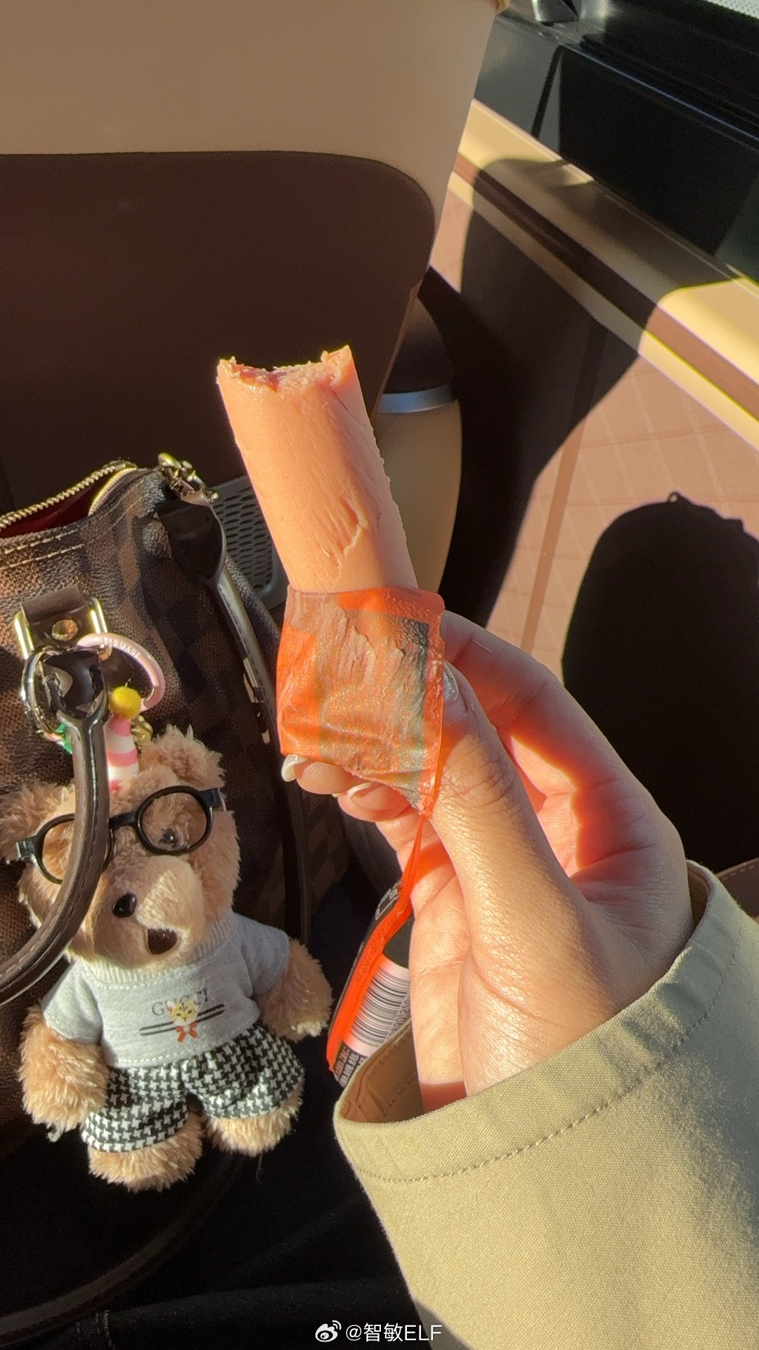 到腾冲了 给孩子饿不行了（我不爱吃飞机餐）落地就炫了根火腿肠想起个让人笑话的事我