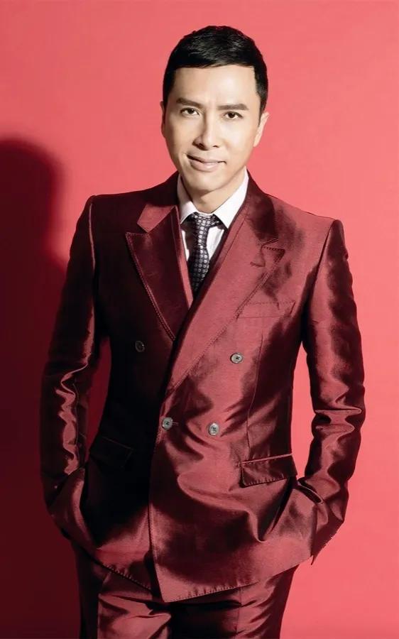 甄子丹，扛不住道歉了！

近日，甄子丹在沈阳出席活动，现场的安保密密麻麻，网友说