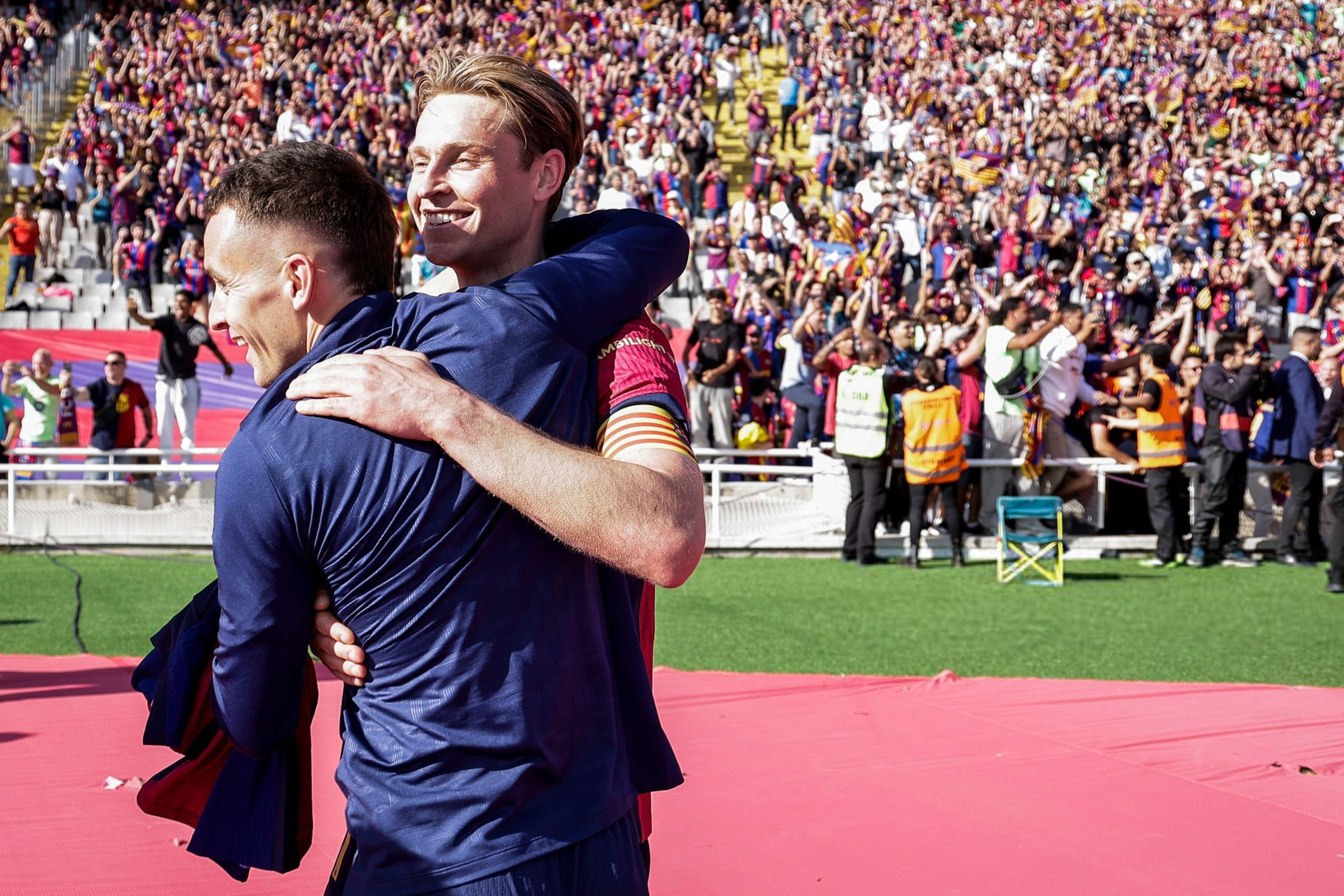 世体：如果卡萨多和德容明天都吃到黄牌，他们将累积黄牌停赛错过对阵切尔西的比赛🟨