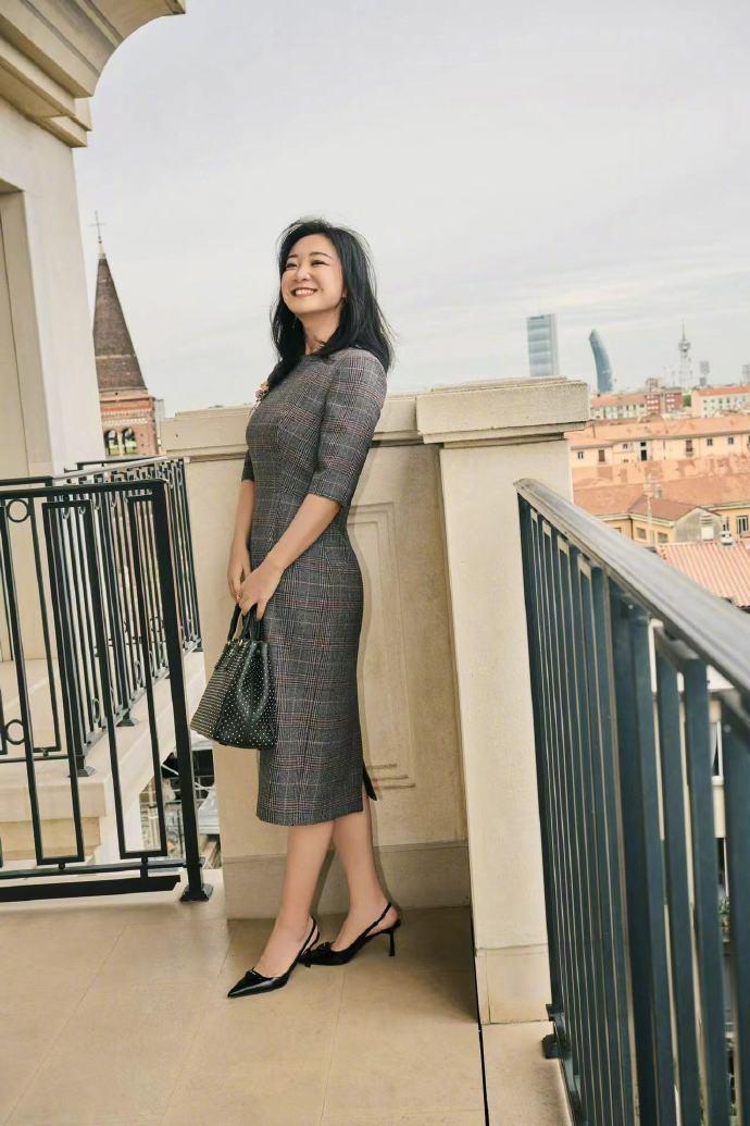 今天贾玲现身米兰时装周，她这回搭配了一件深灰色的格纹连衣裙，看起来极具高雅之美。