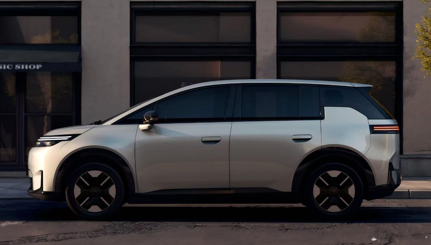 这个埃安N60的大体轮廓，跟现在的埃安Y是比较接近的，但是细节上的改动真挺多的，