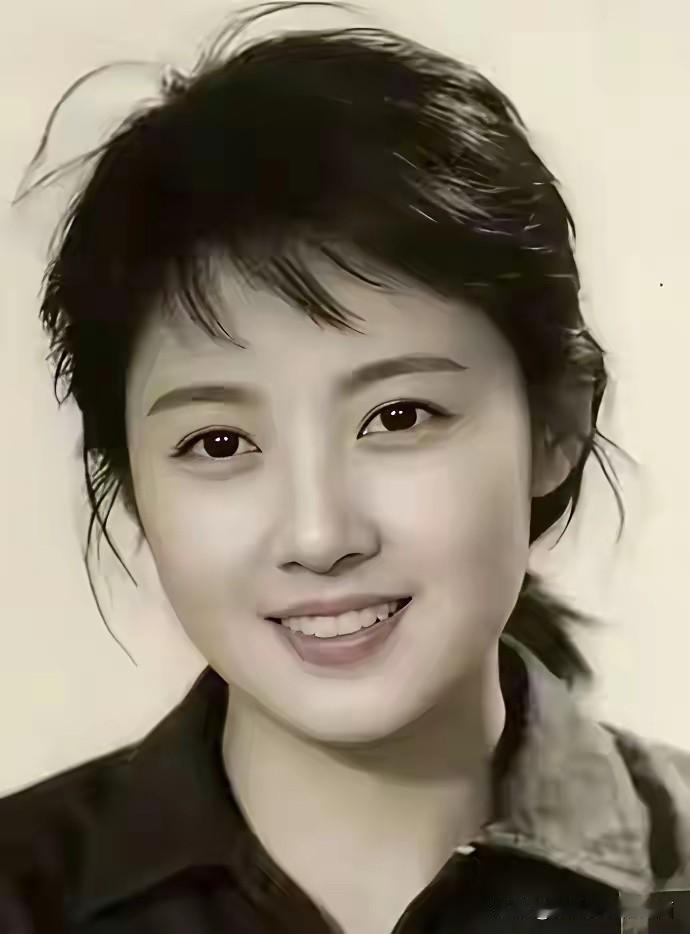 这是天然的美人，颜值比年轻时候的沈傲君高，眉眼如画。扎着一个小马尾充满了年代感，