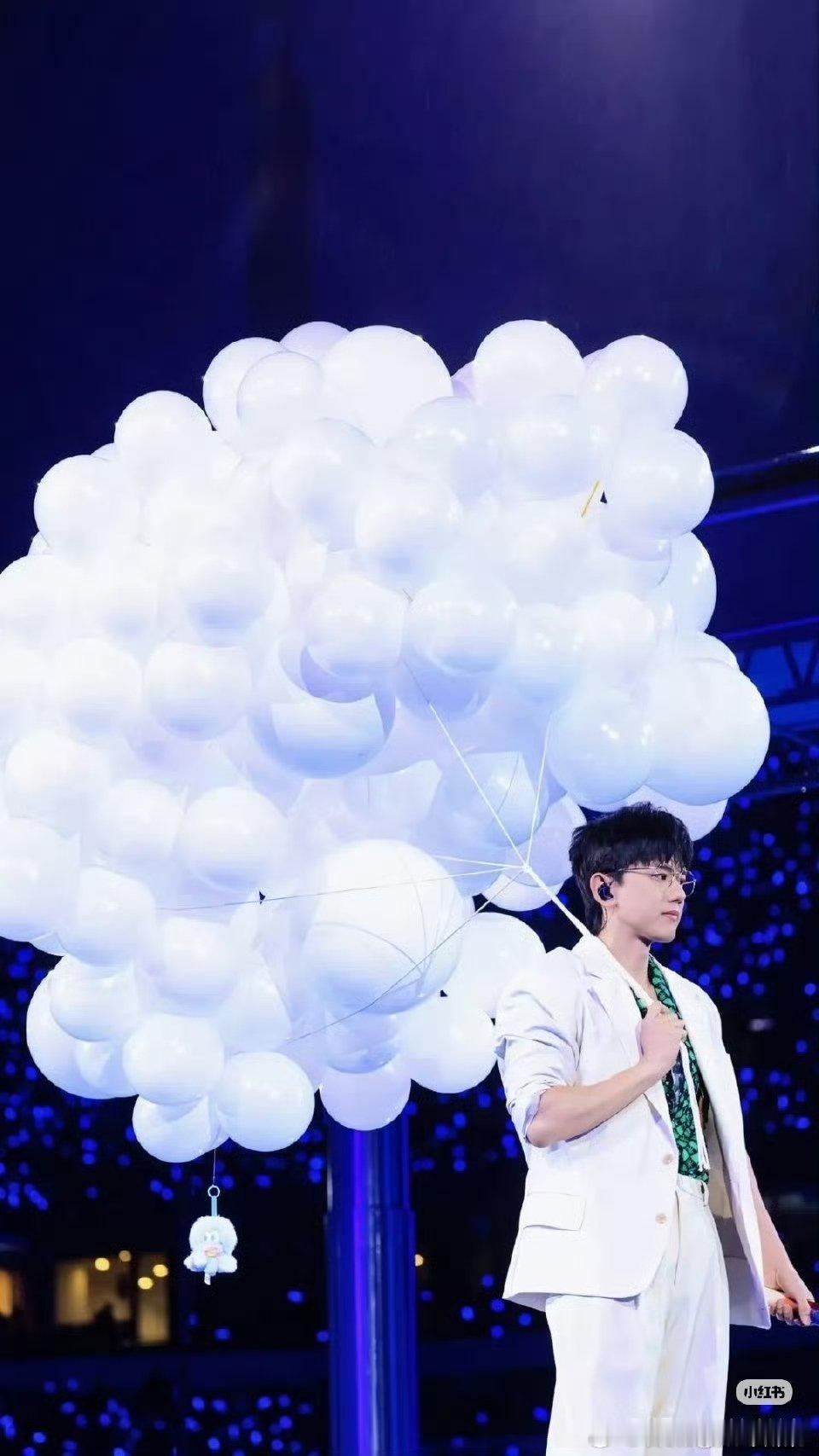 张极又去看张杰演唱会了 每次都来现场支持，张极对杰哥的喜欢超真诚 