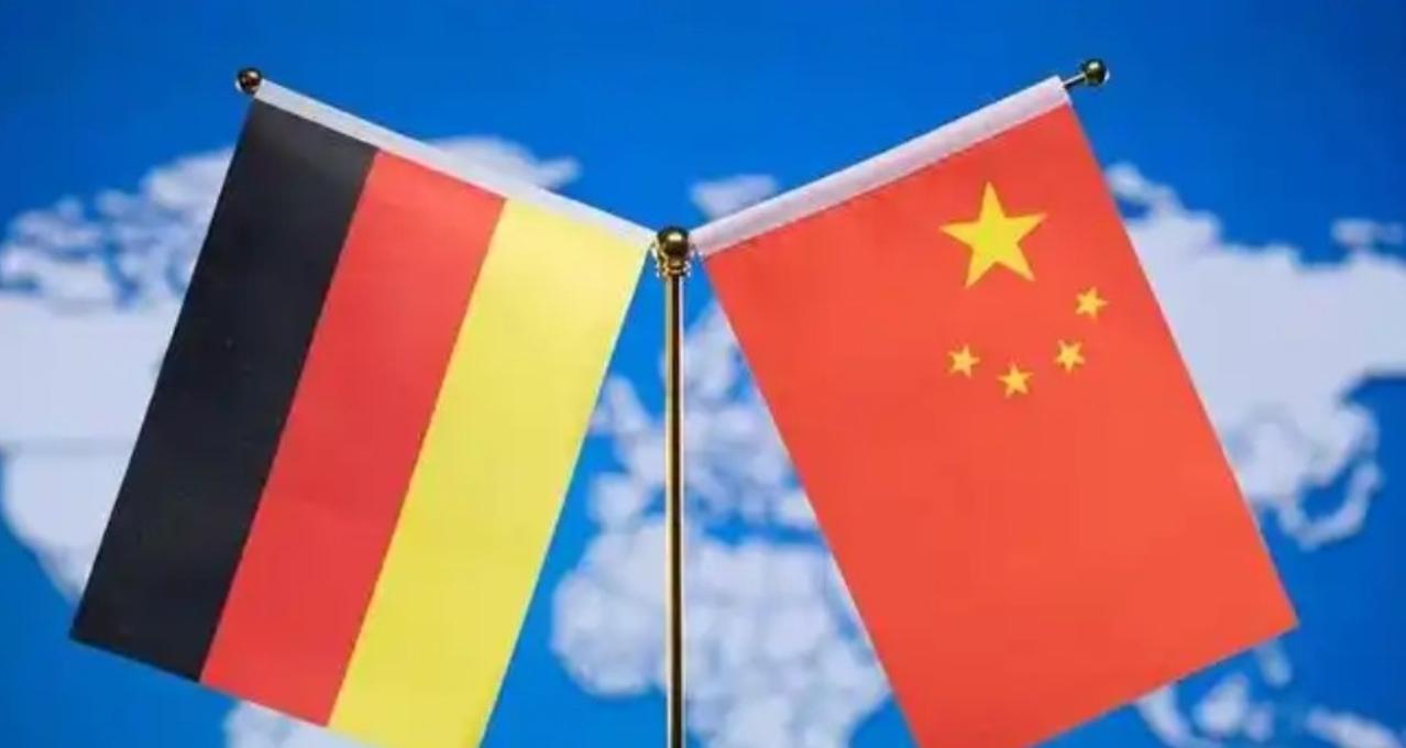 我认为，德国现在得了一种挺奇怪的病，名字可以叫作“政冷经热分裂症”。什么叫分裂症