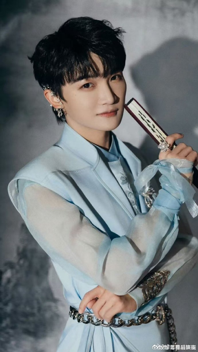 周深领奖全程直拍 周深领奖全程乖巧又有礼貌，认真鞠躬致谢，用实力拿下荣誉，用歌声