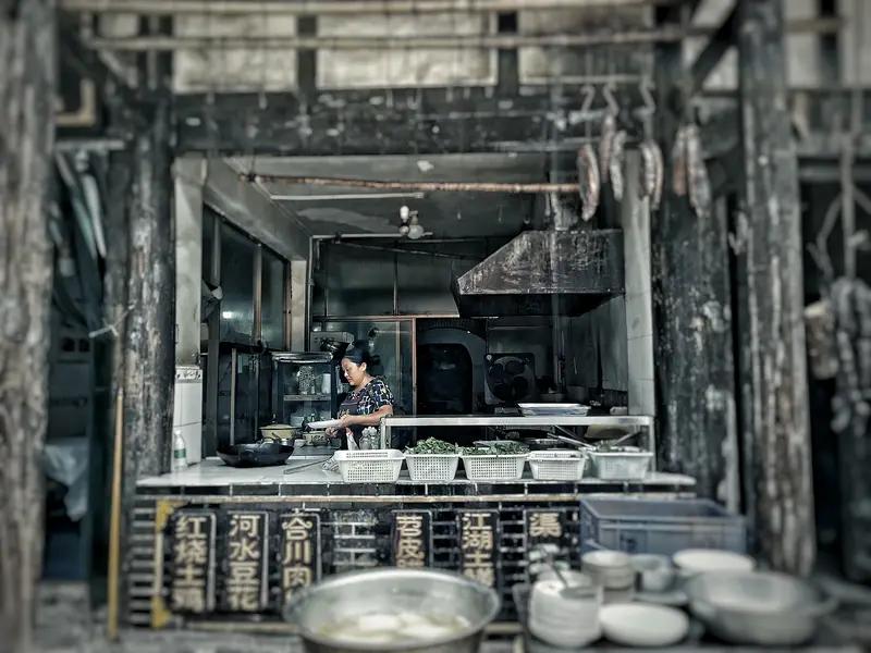 江苏一位餐饮店老板娘怒发视频，曝光一男子不到5分钟用40张纸巾，引发热议。从老板