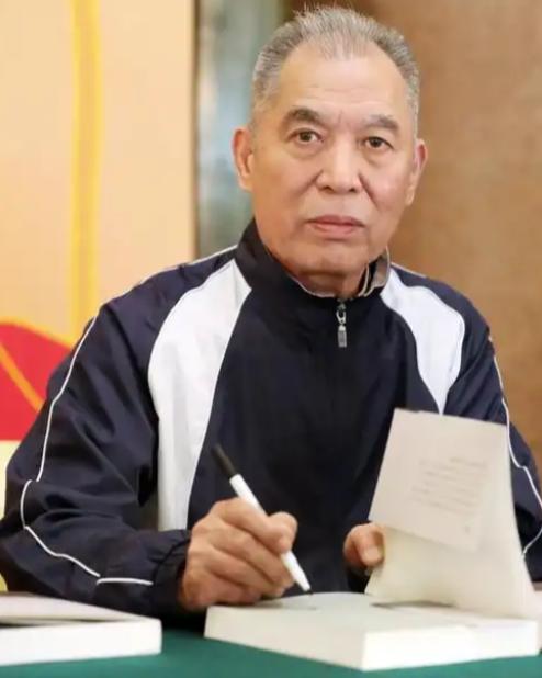 作家梁晓声说：“父亲先走和母亲先走，完全是两回事。父亲不在了，家里只是少了一根顶