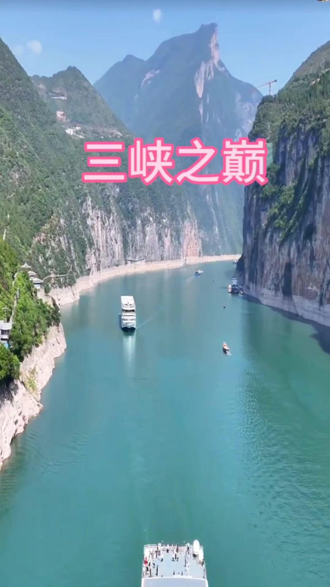 沿着山间步道慢慢走，脚下是落叶，眼前是红叶，还能看到雄伟的夔门，10元人民币取景