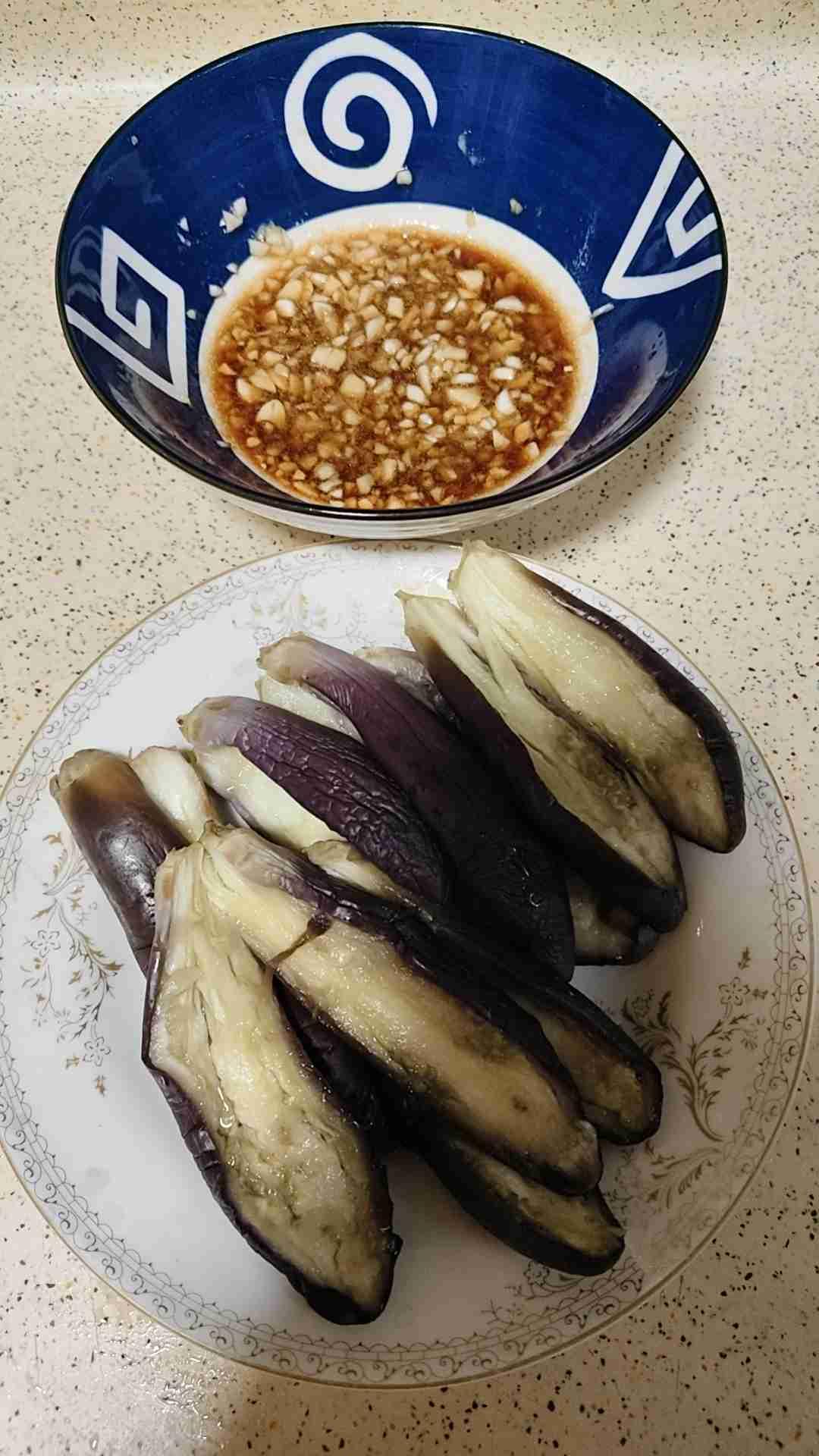吃饭喝酒这事，总有些细节您不知道的。您知道吗？今日份午餐:凉拌茄子、鸡肉玉米炖豆