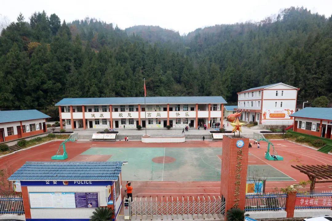 扎心大实话：如今乡下小学差不多都关停完了，嘴上都说城里教学条件好师资强，说白了就