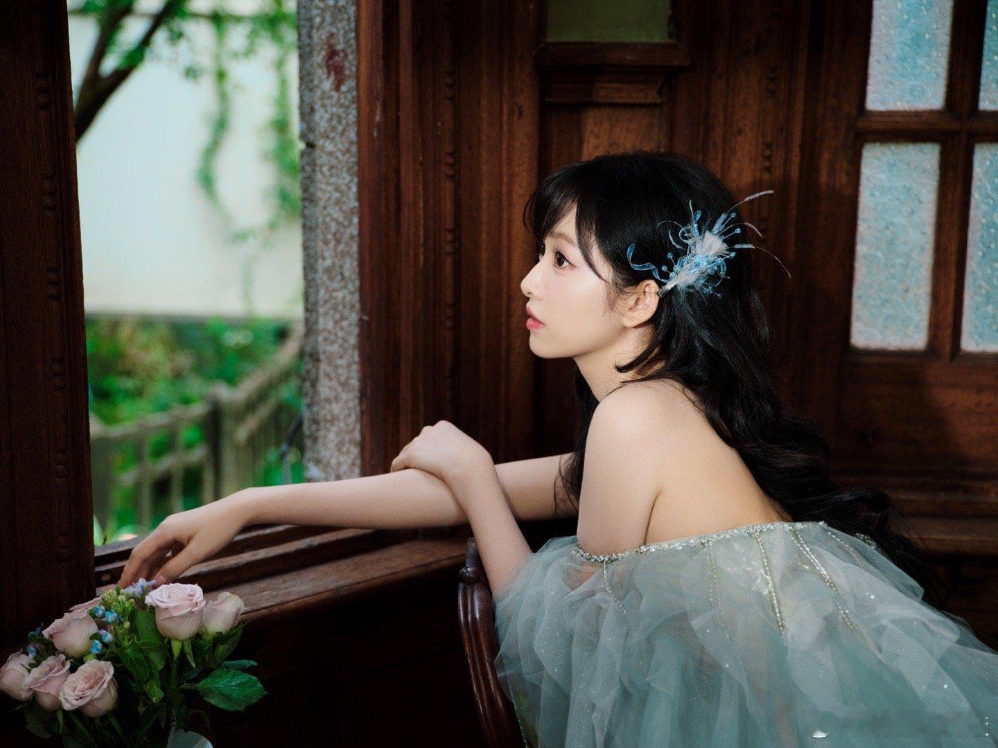 杨肸子夏天18宫格 此女和小羽毛小蝴蝶小花花这种元素的适配度怎么能高成这样，谁懂