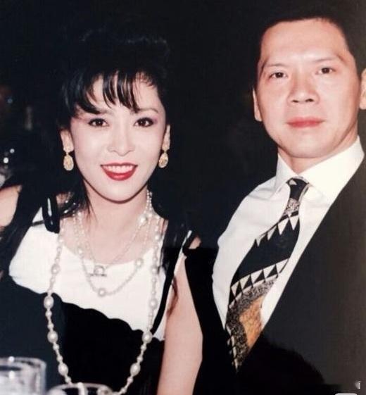 向太否认向华强前妻养了向佐两年 哦莫 向太竟然回应了 否认向华强前期养了向佐两年