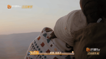 田曦薇哭了 田曦薇在热气球上被风景与姐妹情戳中泪点啦，眼眶红红超惹人心疼，张艺凡