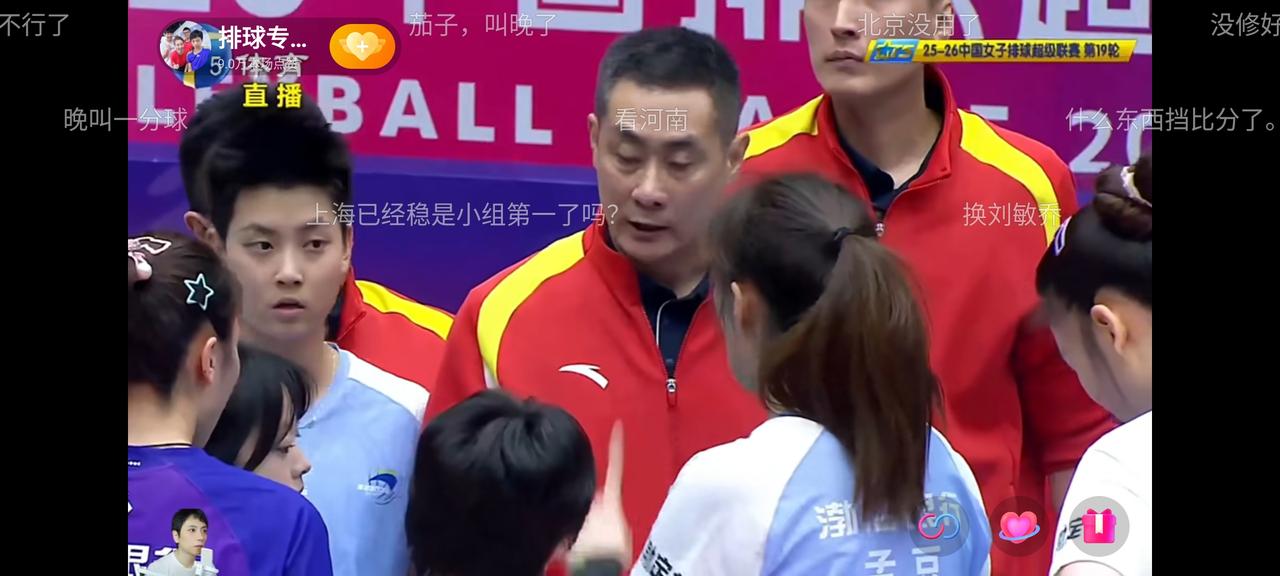 天津女排以3比0的比分完胜上海队，昂首挺进四强。今晚这场比赛，天津队自始至终斗志