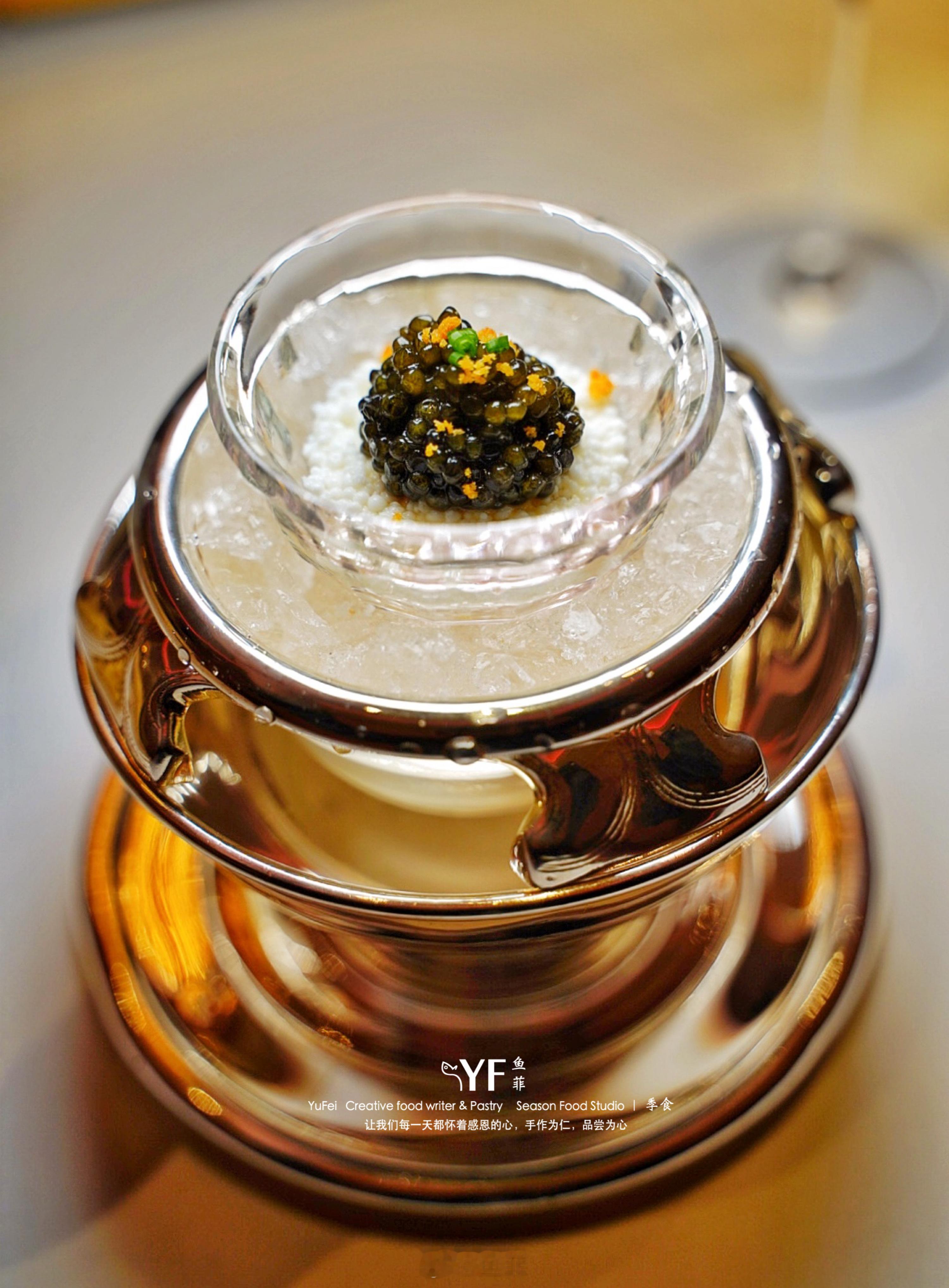 作为24年后回归浦东的经典粤菜，这次尝试的春宴以茶佐味，十二道融合古法与革新的粤