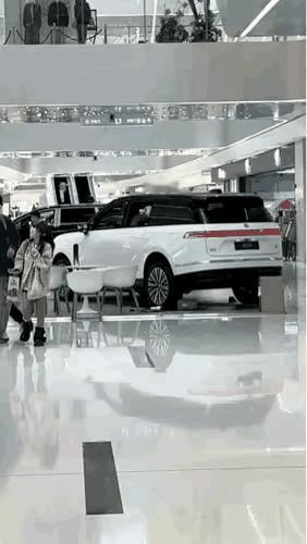 《AI越强，我们越累？》
看了一篇文章，标题很扎心——
"有了AI，人们却过得越