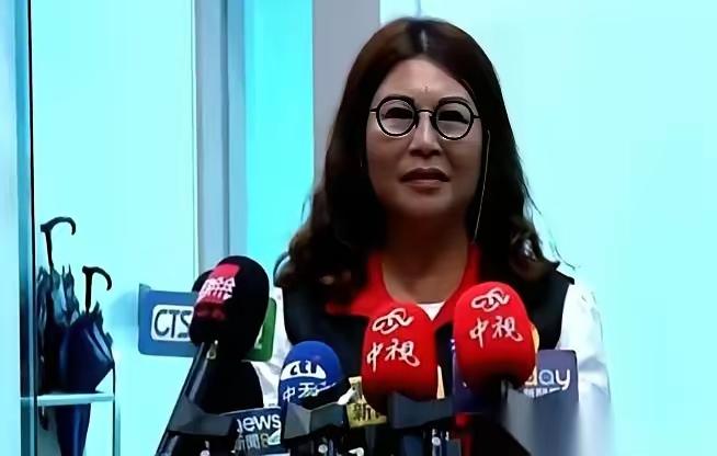 终于，国民党内部有人把桌子给掀了。
当着所有人的面，直接点名韩国瑜：你带个团，乐