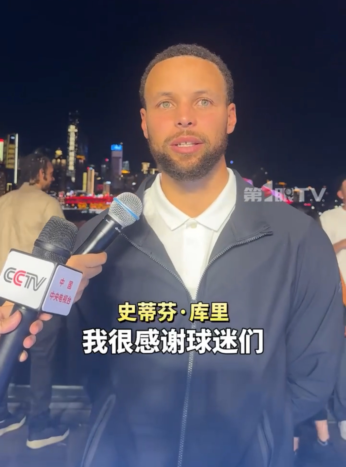 行政夹克、背手和CCTV话筒，有厅级干部那味儿了！[笑而不语] ​​​