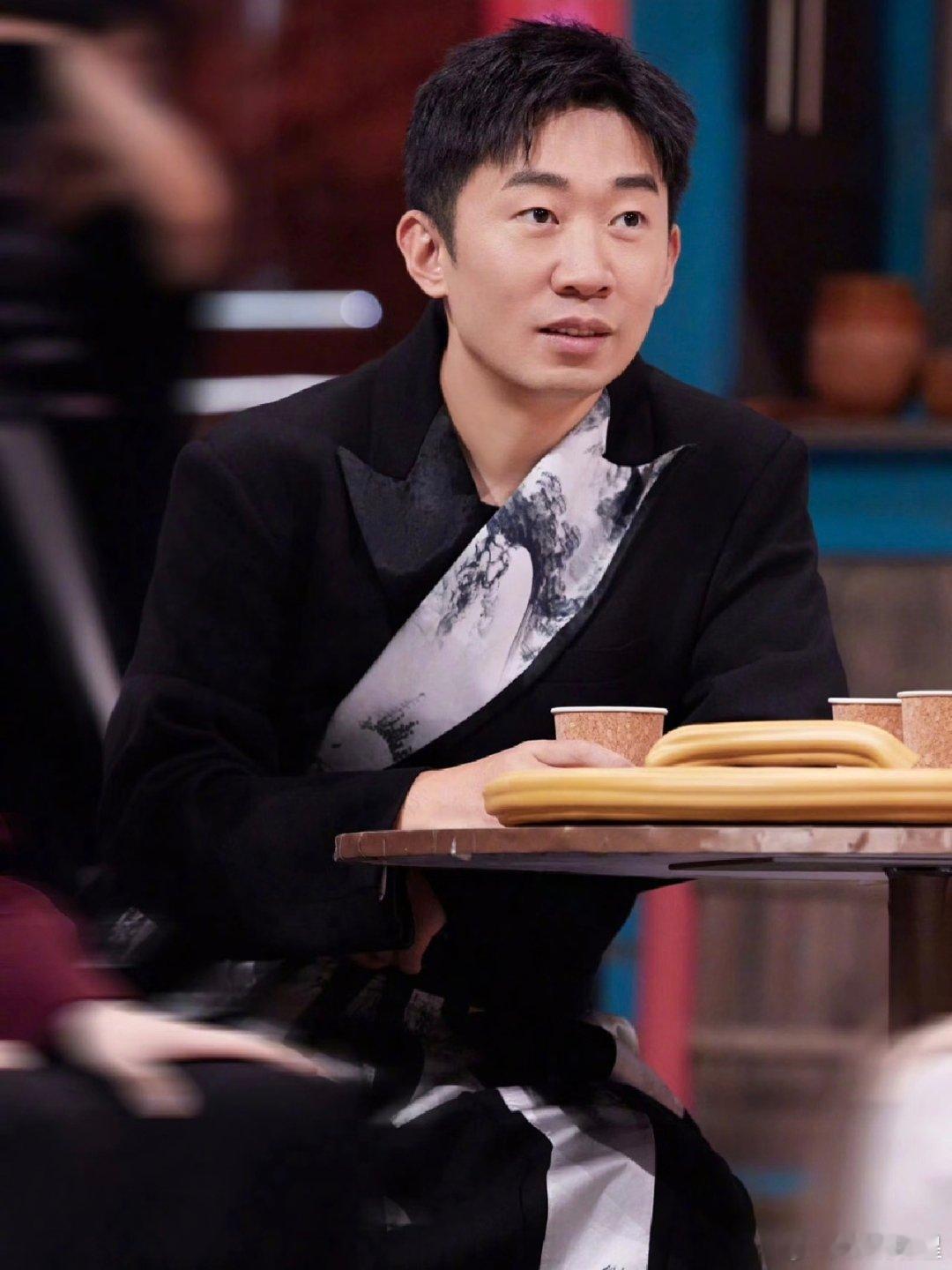 黄子弘凡做鬼脸杨迪老板现场考验大家鬼脸，黄子弘凡率先上阵，结果迪哥跟着模仿，同框