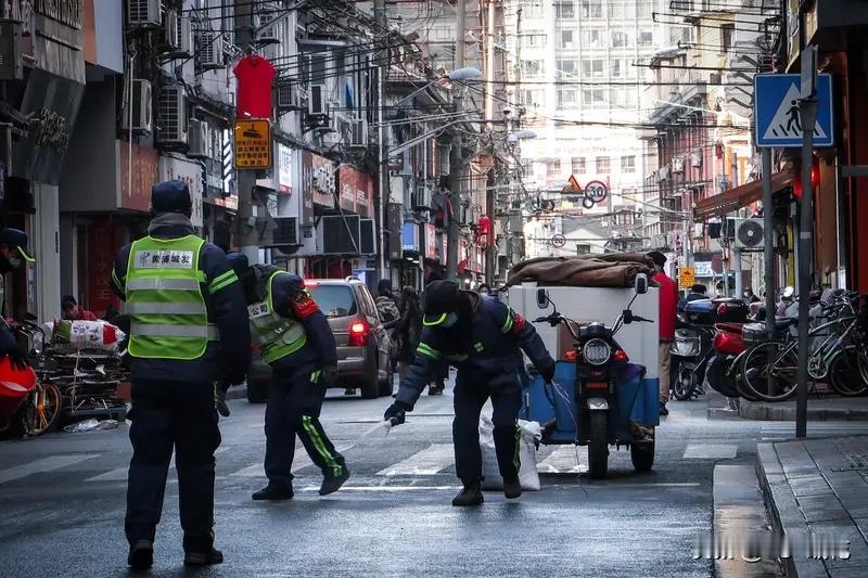 武汉交管部门在严管街区设半小时内驶离不扣分罚款的提醒，真挺人性化。要知道，目前全