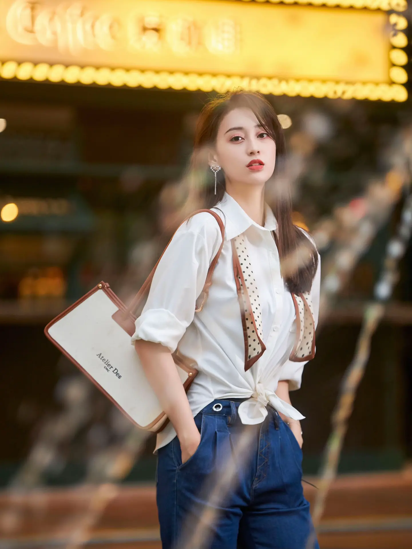 秋日🍂解锁英伦老千氛围感。阴雨天伴随着情绪 简约而不简单的白衬衫 经...