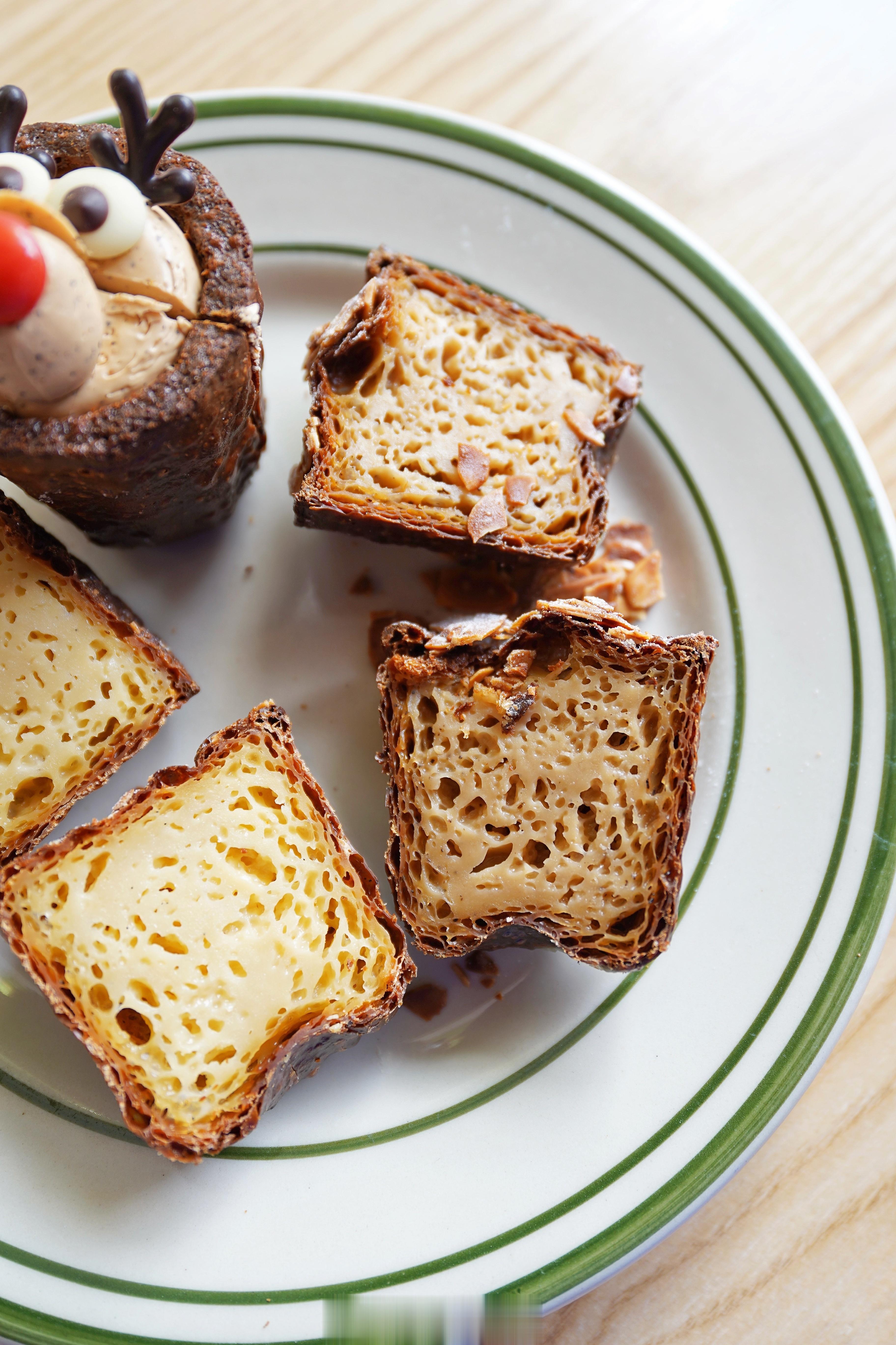 杭州，一家专门做可露丽的甜品店，惦记很久了。尝了三款，香草原味、伯爵红茶、圣诞麋