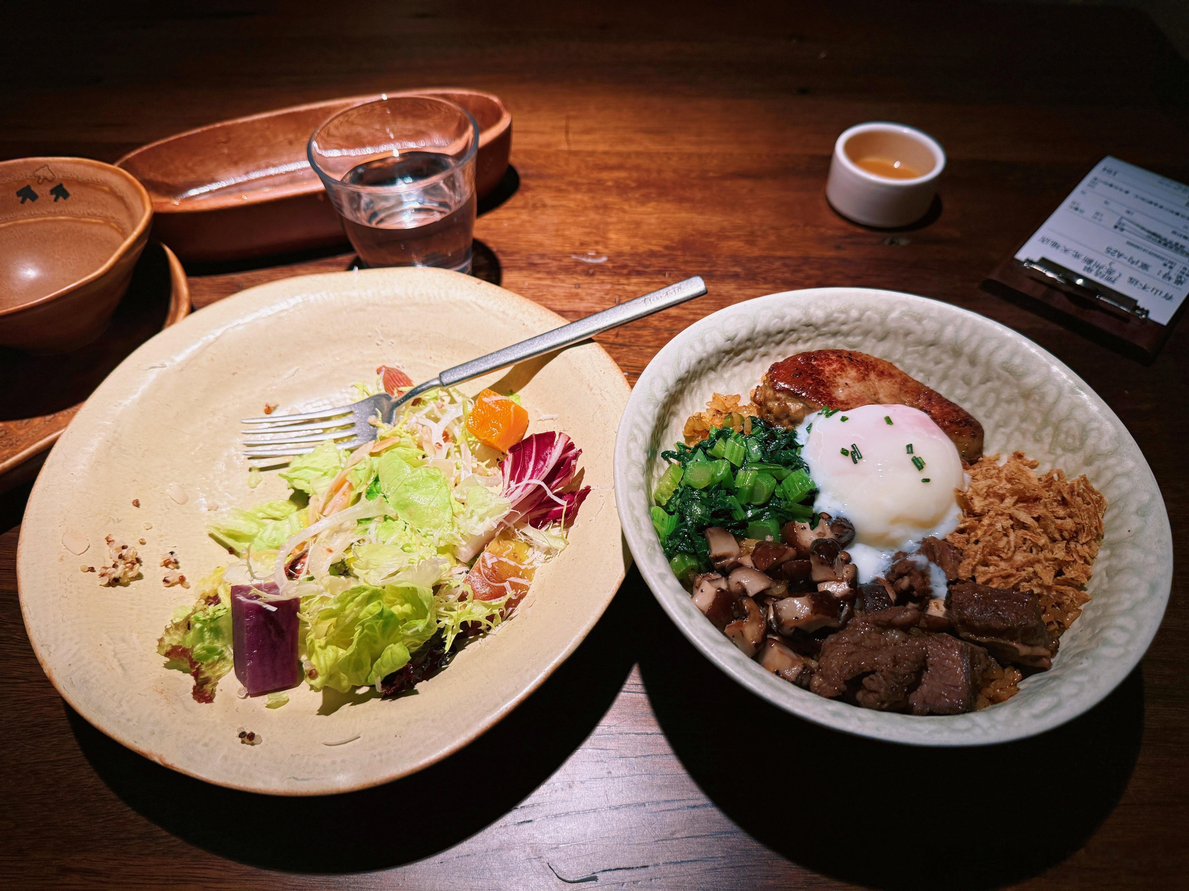 现在是不是很流行轻食？在商场找吃的，轻食店居然超多人排队，门口还有排队规则… 于
