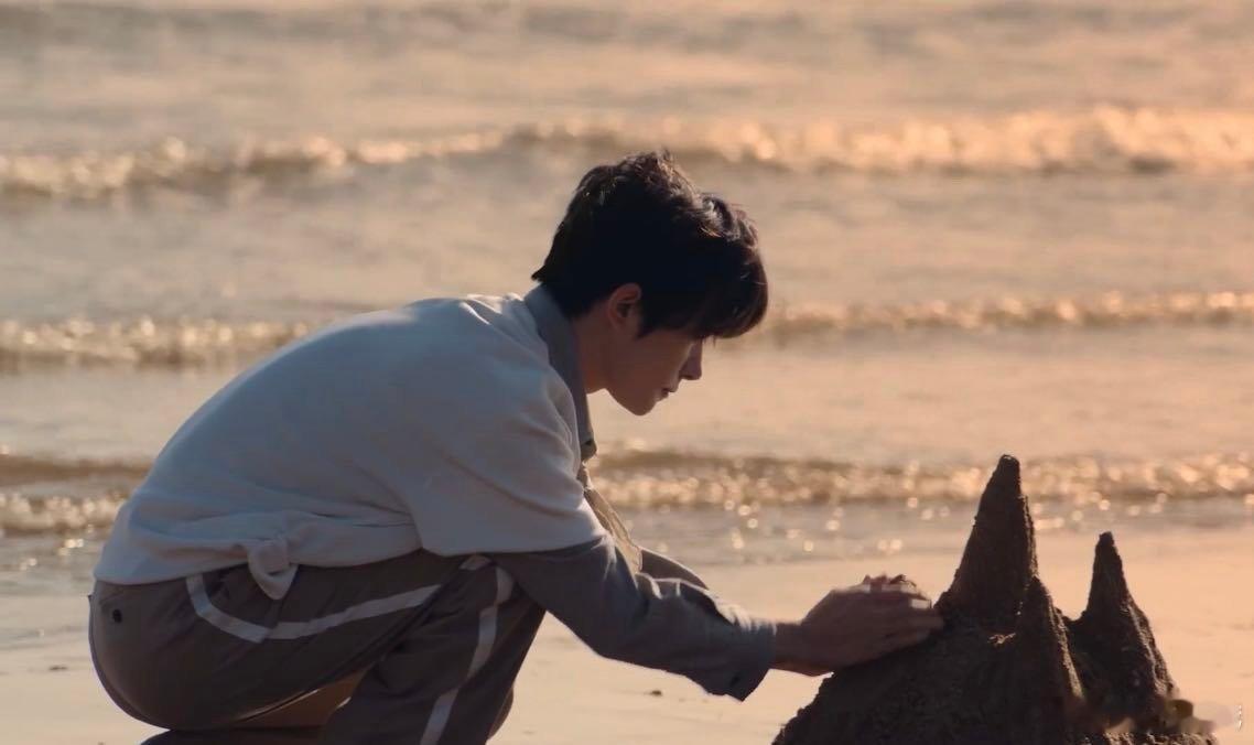 易烊千玺说走慢点才能走成自己 这句话真的戳进心里了。别再在快节奏里追着别人跑了，