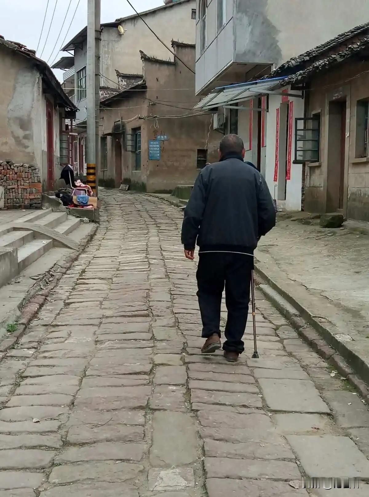 上海，男子离异，把6岁女儿扔给前妻，支付3个月抚养费就消失了，20年后，男子卖掉