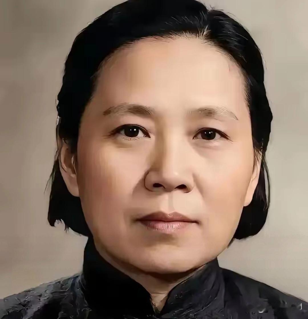 杨庆兰被陈赓找到时，正系着围裙，在院子里晾衣服。看到陈赓后，她愣了愣，半晌才轻声