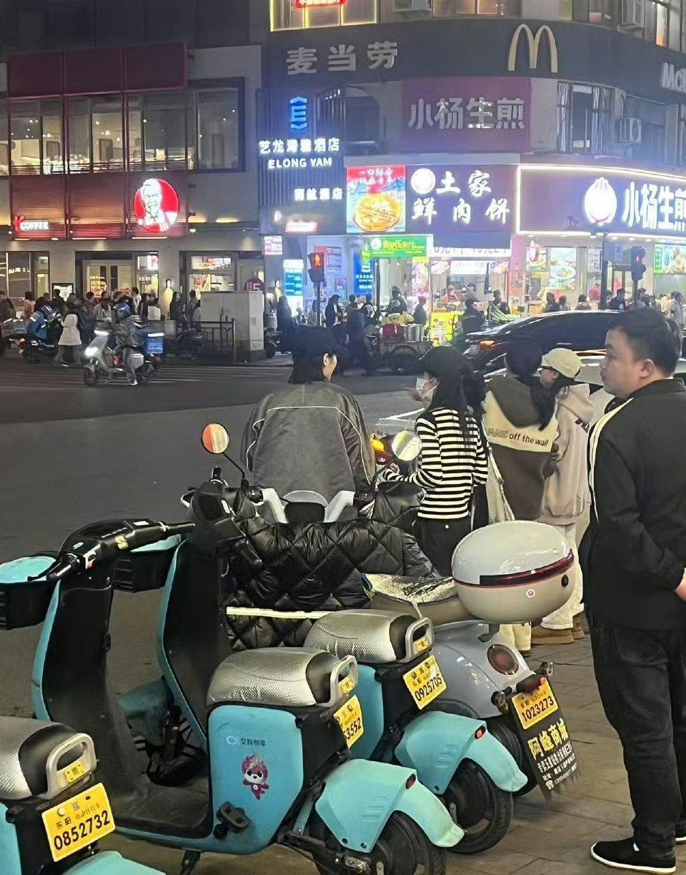 横店偶遇鞠婧祎出去逛街啦偶遇鞠婧祎横店逛街横店偶遇鞠婧祎逛街 ​​​