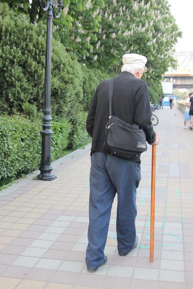 半小时挣一百块，天上掉馅饼了。
下班开车进你小区，停好车，我家邻居王大爷拍一下我