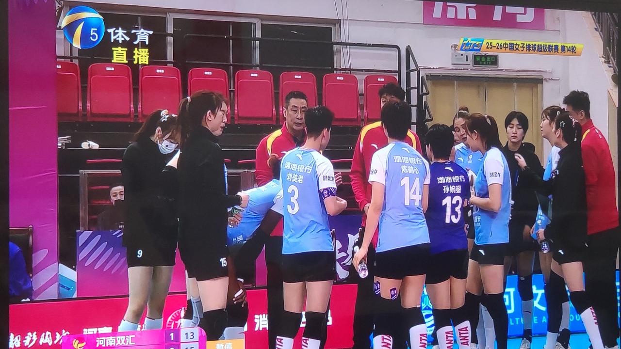 天津女排今晚的比赛节奏不是很舒畅啊！二号位接应刘鑫下分困难，主攻刘美君多次扣球被