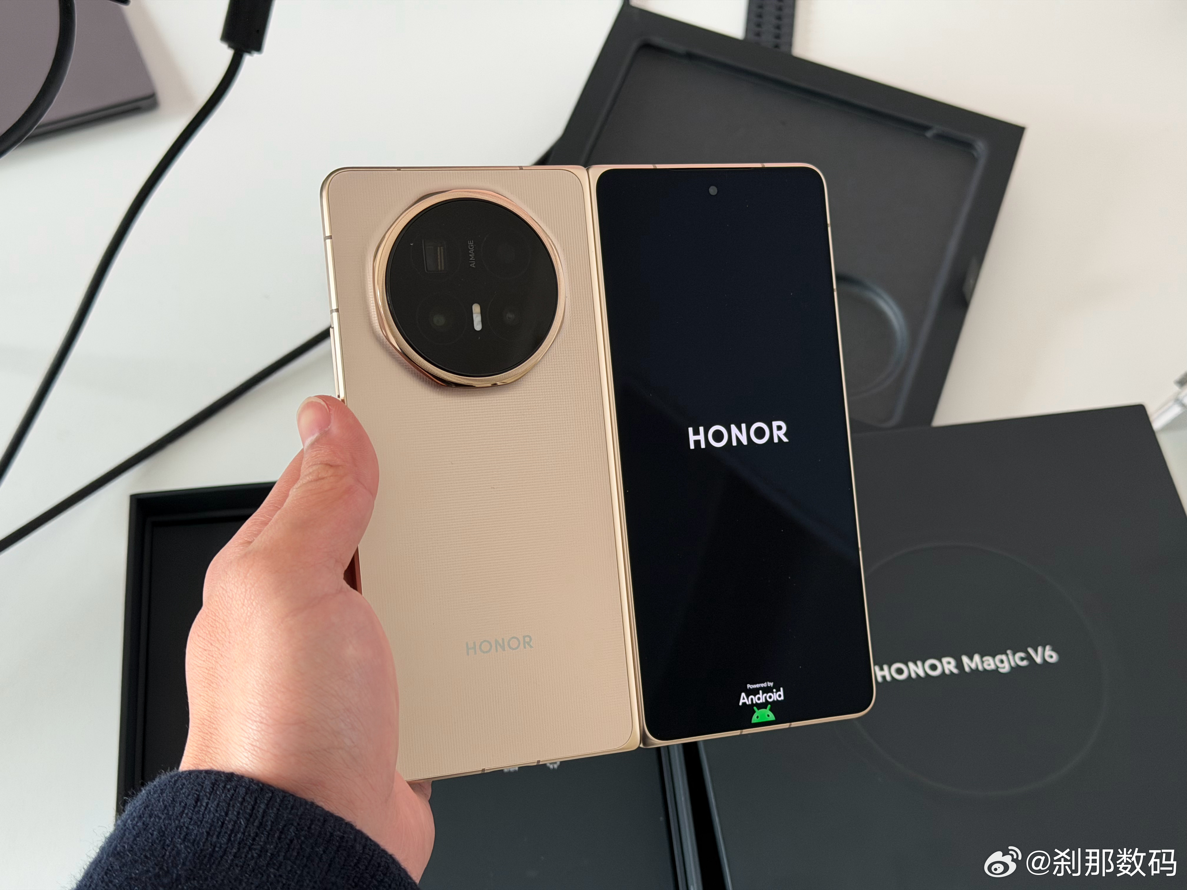 之前一直问刹那选了哪台折叠，刹那已经做出了选择，荣耀Magic V6。唯一难受的