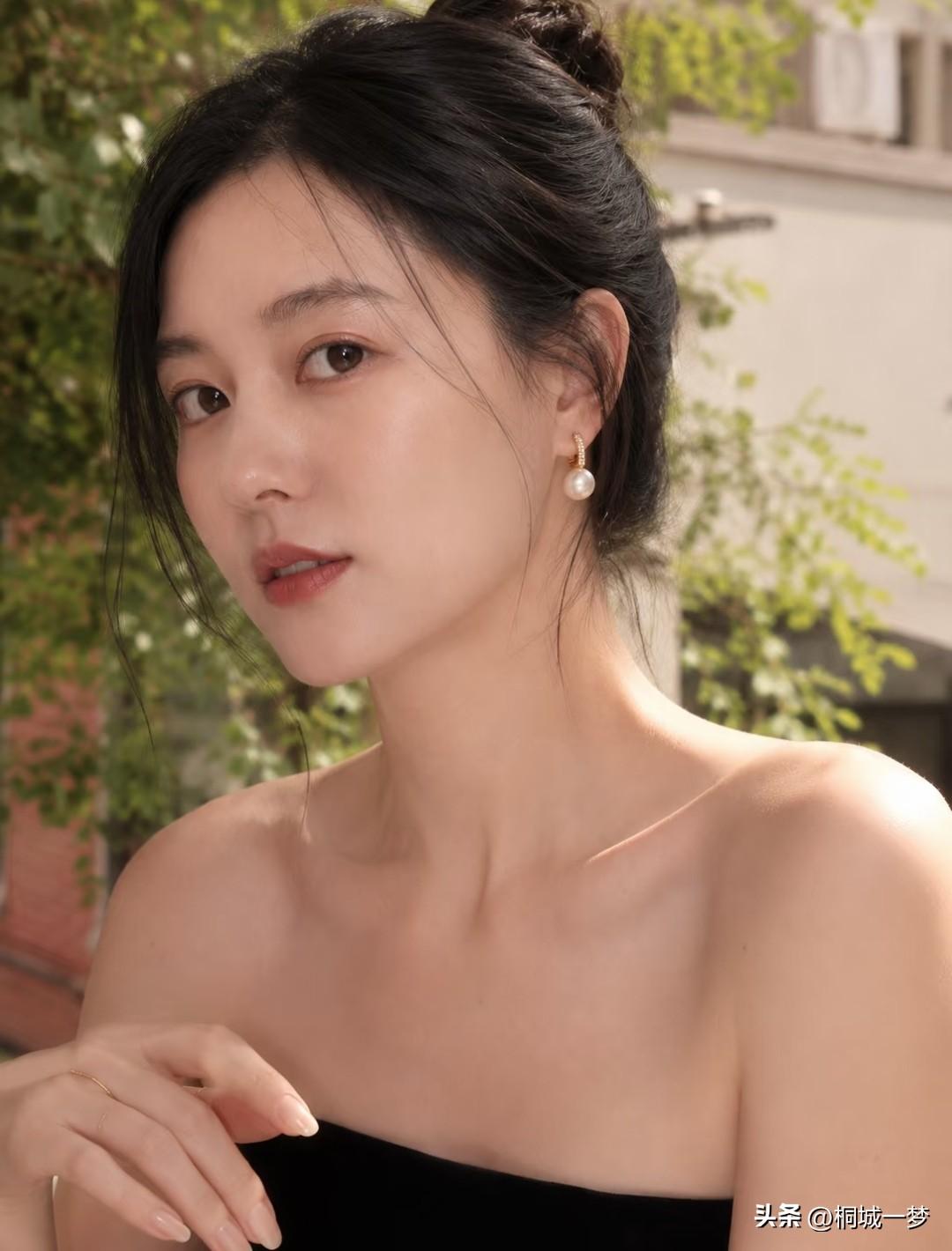 单身男士要注意了
最近看到一位杭州的单身女子
花了18.8万买了一台男性机器人