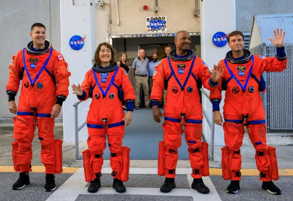 美国阿尔忒弥斯2号载人绕月成功刷屏，不少人欢呼美国即将重返月球，但这场胜利远非登