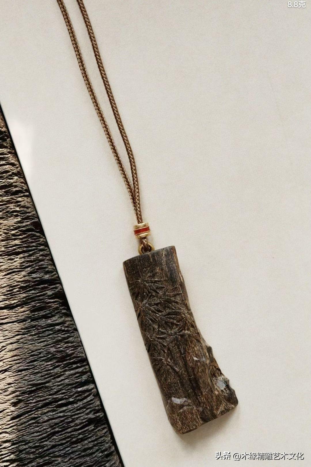 竹有节，香有韵。

取达拉干沉香野生老料，顺木势而作，保留天然肌理与岁月痕迹，仅